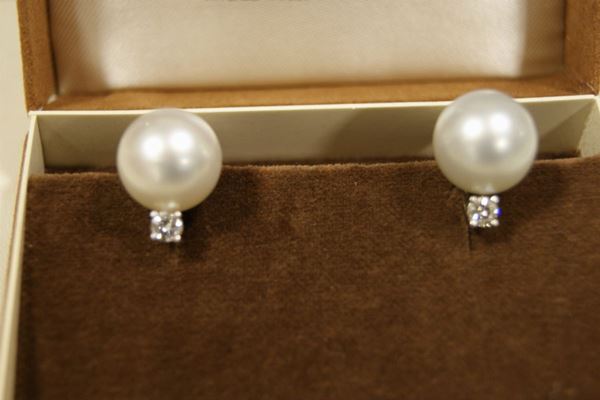 Paio di orecchini con perle e brillante