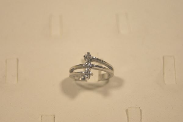Anello in oro bianco con tre brillanti trilogy, ognuno di ct. 0,10