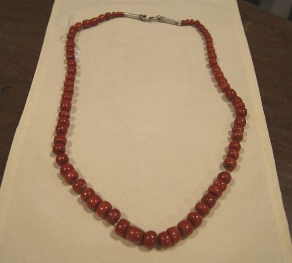 Collana in corallo rosso, fermatura in argento