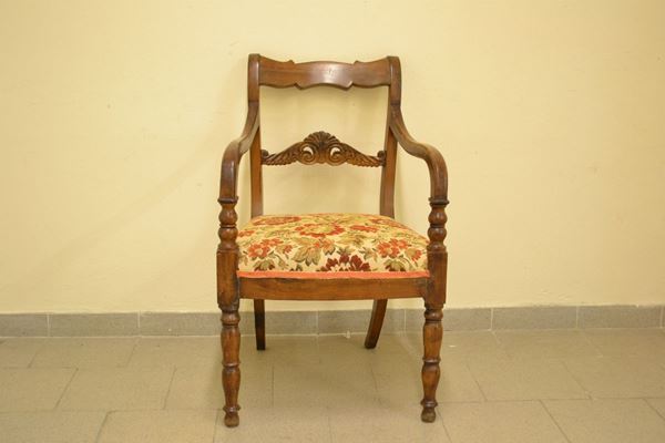 Poltroncina, Toscana, sec. XIX, in noce con braccioli ricurvi, seduta in stoffa a fiori, cm 55x68x94
