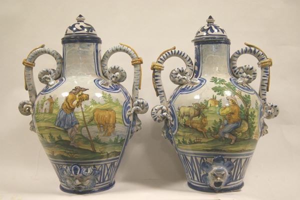 Coppia di vasi, in stile settecento, in maiolica pitturata e decorata a figure di animali, con coperchio e manici a forma di serpenti, alt. cm 61, restauri