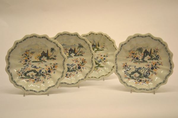 Quattro piatti, sec. XVIII, in maiolica decorata a cineseria, diam. cm 23, due restaurati