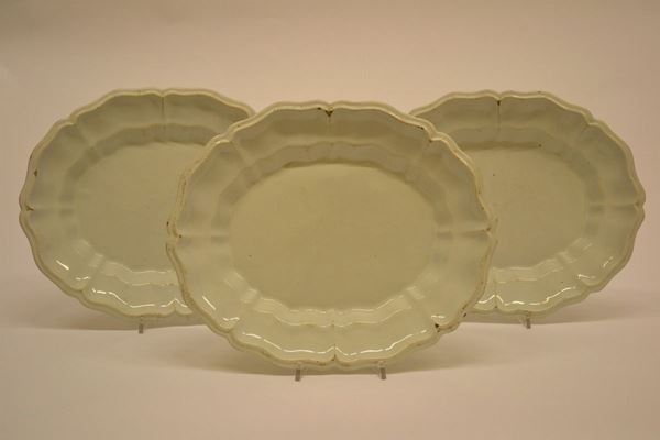 Tre vassoi ovali, sec. XVIII, in maiolica smaltata, uno filato
