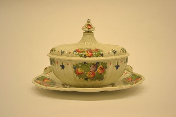 Vassoio con zuppiera, Bassano, sec. XVIII, in maiolica decorata a frutta e fiori