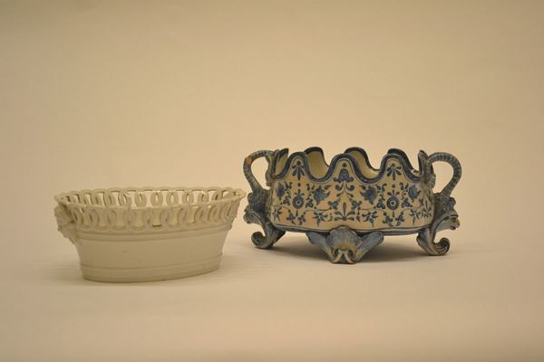 Due cestine ovali, sec. XIX, in maiolica smaltata nei toni una blu e l'altra bianca, diam. cm 25 e cm 20, restauri e mancanze