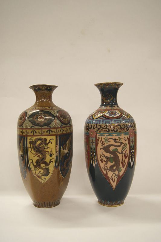 Due vasi, sec. XIX, cloisonne', decorati a draghi e fiori, alt. cm 32, difetti