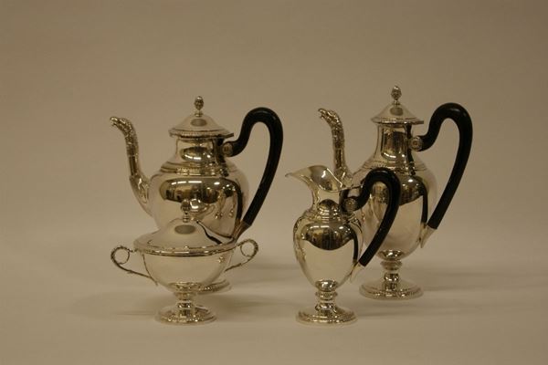 Servito da te' e cioccolata, inizi sec. XX, marcato Miracoli, in argento, composto da teiera,cioccolatiera, lattiera e zuccheriera, prese in legno, tot. gr. 1800