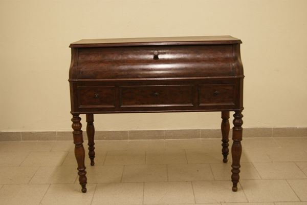 Scrivania, Francia sec. XIX, in mogano, a tre cassetti, con ribalta, internamente quattro cassettini, gambe tornite, difetti, cm 101x54x90