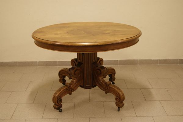 Tavolo ovale, Francia, inizi sec. XX, in noce, allungabile, gamba centrale su quattro piedi mossi, completo di prolunghe, cm 110x97  - Asta Decorazione di Interni: Mobili, Oggetti d'Arte, Argenti, Dipinti Antichi e dei secc. XIX e XX - Poggio Bracciolini Casa d'Aste