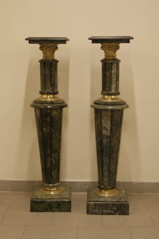 Coppia di colonne, sec. XX, in marmo verde, con rapporti in metallo dorato, alt. cm 110