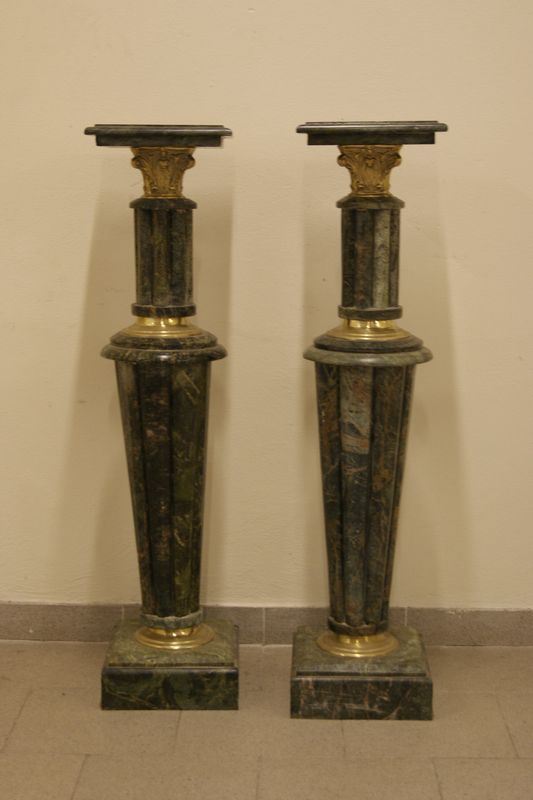 Coppia di colonne, sec. XX, in marmo verde, con rapporti in metallo dorato, alt. cm 110  - Asta Decorazione di Interni: Mobili, Oggetti d'Arte, Argenti, Dipinti Antichi e dei secc. XIX e XX - Poggio Bracciolini Casa d'Aste