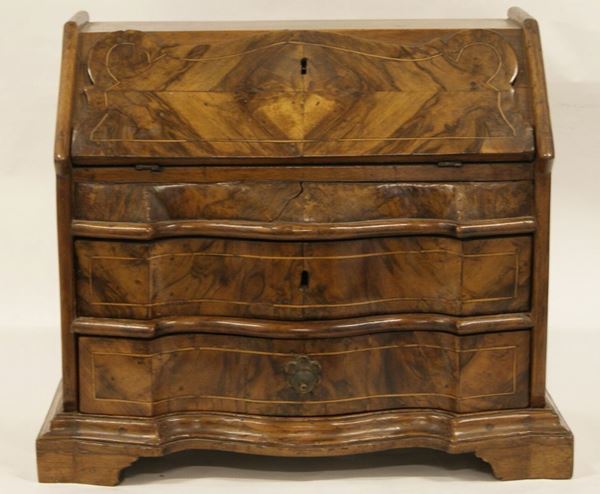 Modellino di ribalta, in stile veneto settecento , in noce e radica con sportello e due cassettini, cm 38,5x20x36