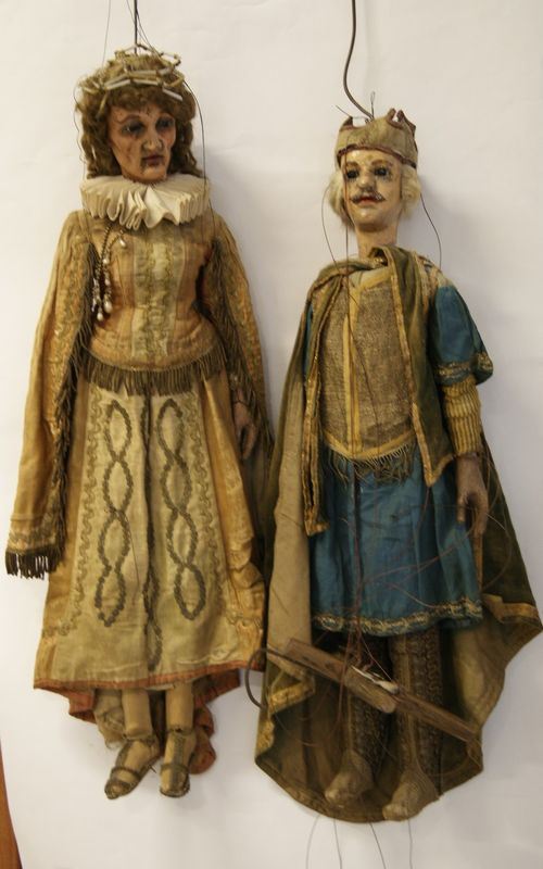 Due marionette, inizi sec. XX, in legno, cm 75 e cm 80, danni