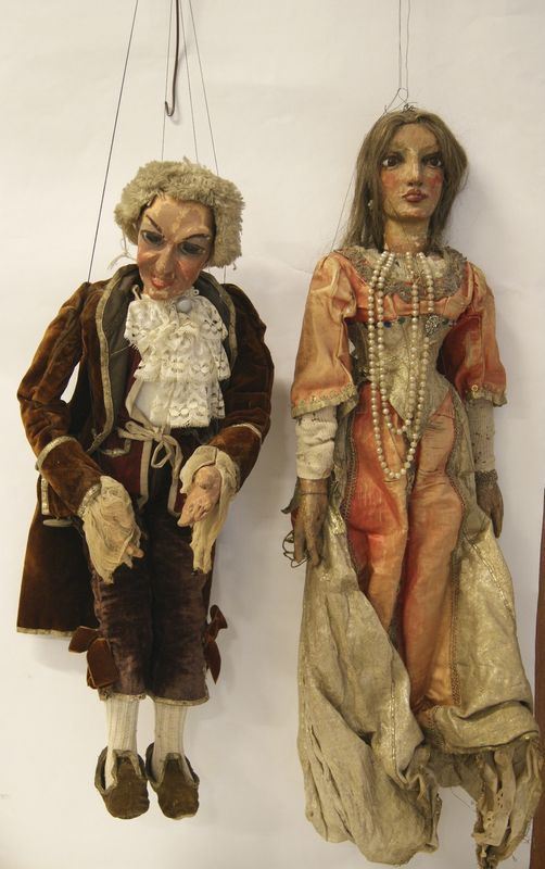 Due marionette, inizi sec. XX, in legno, cm 75 e cm 68, danni
