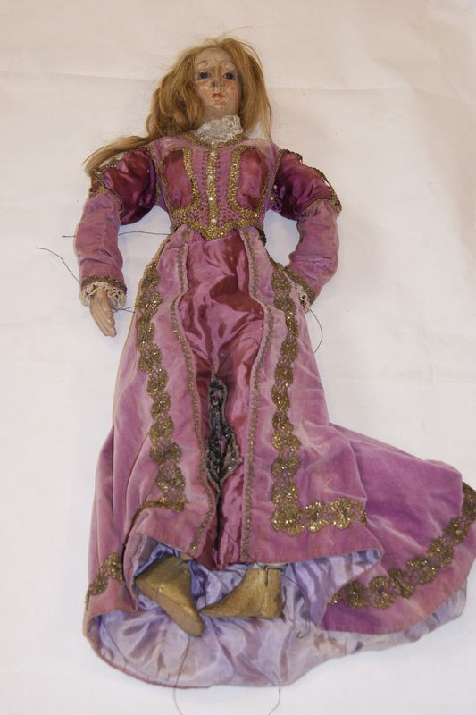 Marionetta, inizi sec. XX, in legno raffigurante 'Figura di donna', cm 70