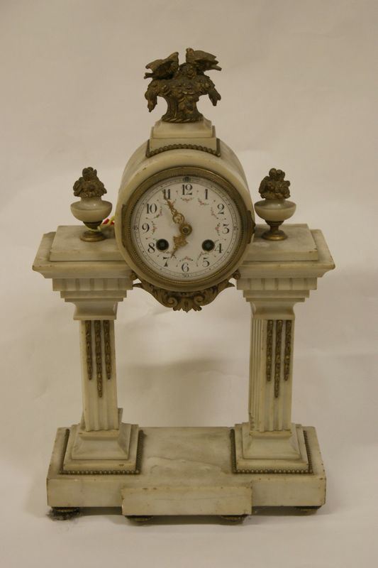 Orologio da tavolo, sec. XX, a tempietto con colonne scanalate e rapporti in metallo dorato cm 25x10x40