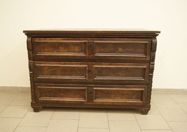 Cassettone, Toscana sec. XVII, in noce, a tre cassetti, con lesene intagliate, piano e basamento di epoca posteriore