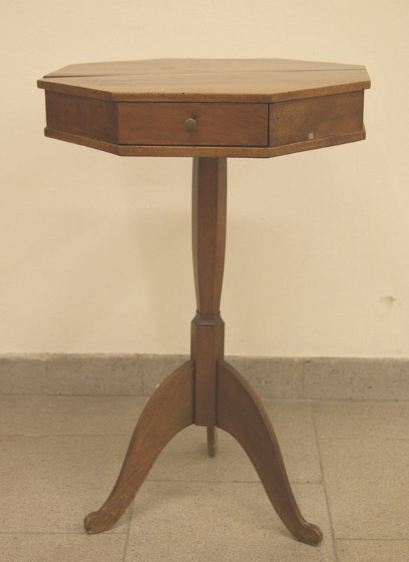 Tavolino, Toscana sec. XIX, in noce ottagonale, ad un cassetto, tre piedini sagomati, cm 42x66, difetti sul piano