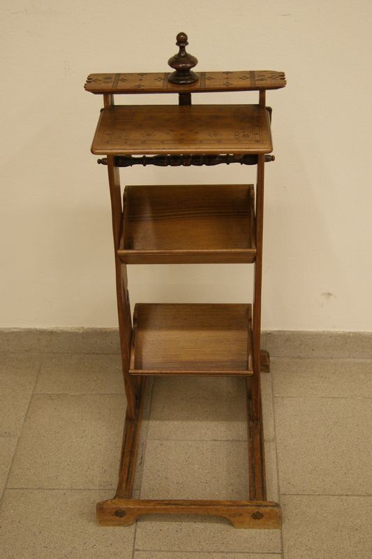 Portariviste, sec. XX, in legno con piano intagliato e base rettangolare, cm 35x50x84