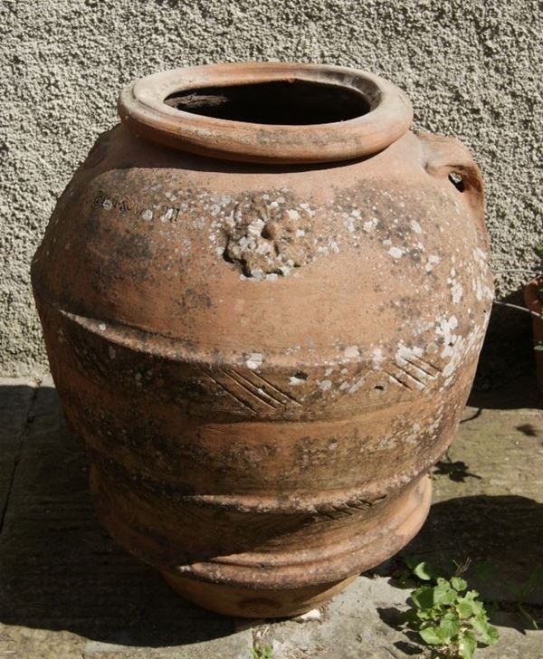 Orcio, sec.XIX, in terracotta Impruneta manifattura Vanni , con rosone e due manici, di cui uno rotto, cm 91x75