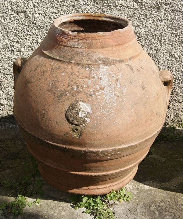 Orcio, sec. XIX, in terracotta Impruneta, manifattura Ricceri, a due manici e rosone, mancanze, cm 99x75