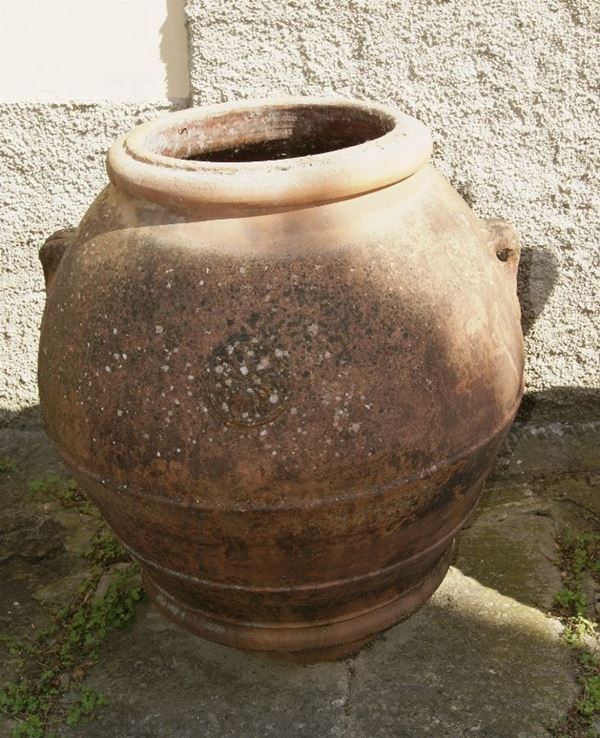 Orcio,sec. XIX, in terracotta Impruneta manifattura Vanni, con rosone e due manici, cm 100x80, difetti