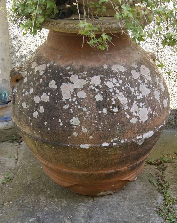 Orcio, sec. XIX, in terracotta con rosone e due manici, difetti e mancanze, cm 105x70