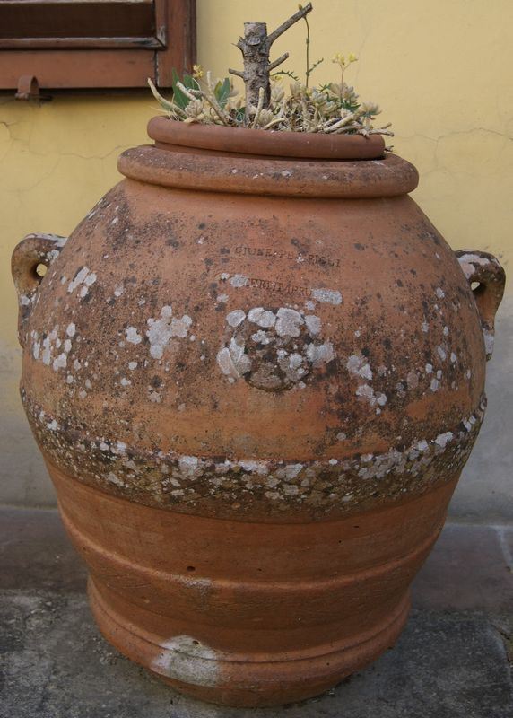 Orcio, sec. XIX, in terracotta con rosone e due manici, difetti e mancanze, cm 105x70