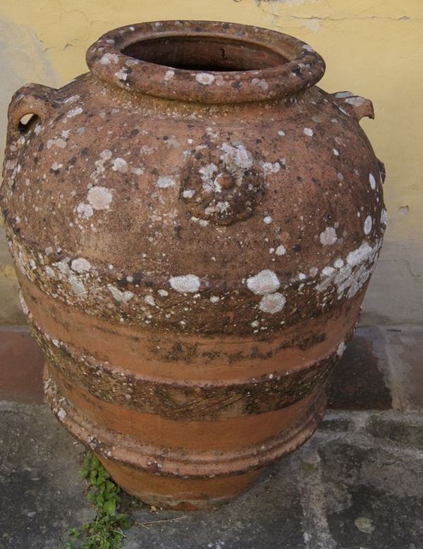 Orcio, sec. XIX, in terracotta Impruneta, manifattura Vanni, con rosone e due manici, uno rotto, cm 85x60, difetti