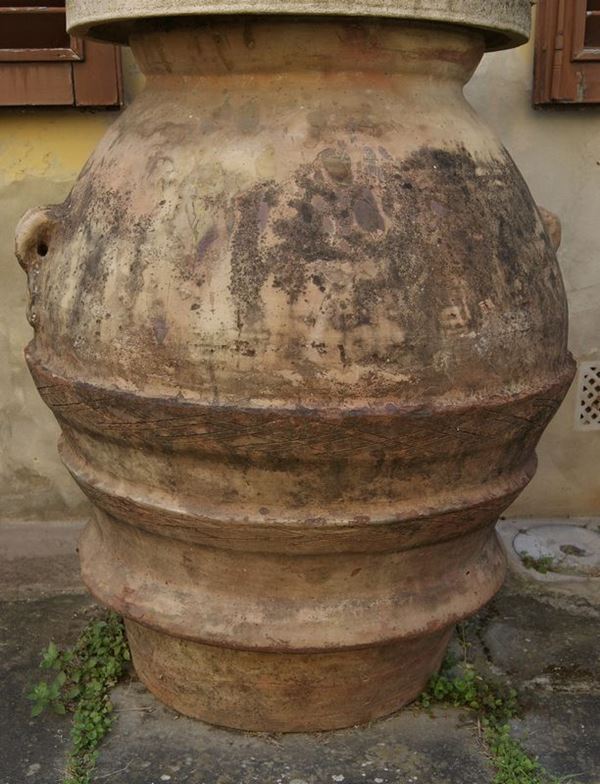 Orcio, sec. XX, in terracotta Montelupo,manifattura Corradini a due manici, cm 98x90, difetti