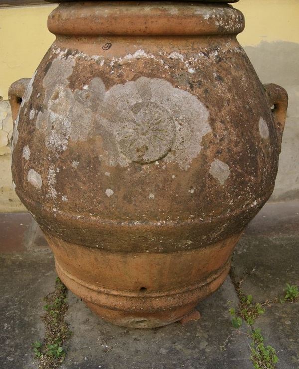 Orcio, sec. XIX, in terracotta con rosone e due manici, difetti, cm 82x60