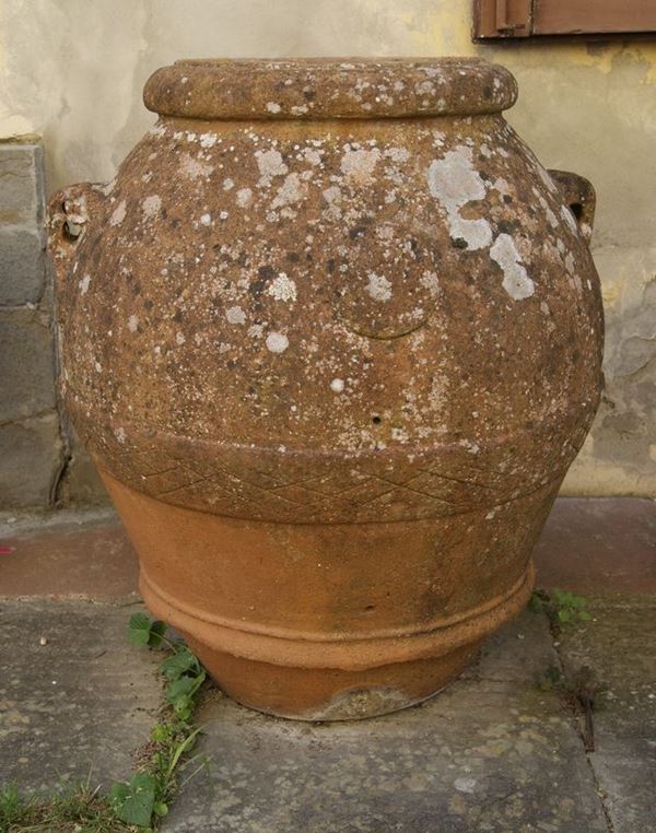 Orcio, sec. XIX, in terracotta con rosone e due manici, cm 77x63, difetti