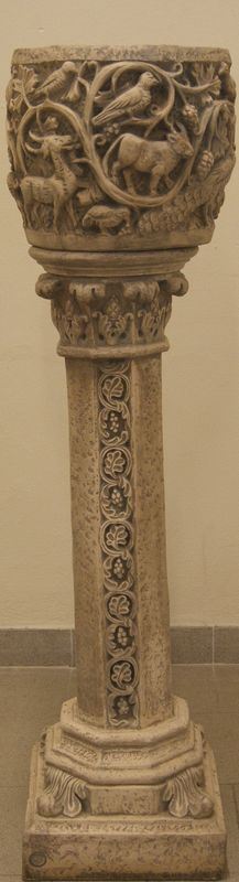Colonna e vaso, sec. XX, in terracotta di Signa lavorata a figure e fiori, cm 123x30