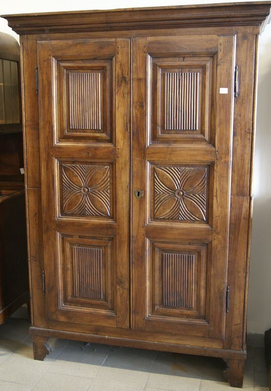 Armadio, Provenza sec. XIX, in noce a due corpi con due sportelli intagliati, piedi a mensola, cm 141x57x202