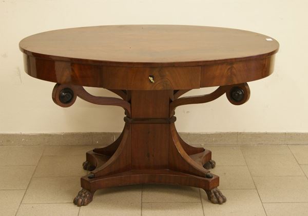 Tavolo ovale, sec. XIX, in mogano con gambe sagomate su base rettangolare, un cassetto, piedi felini, cm 126x85x79