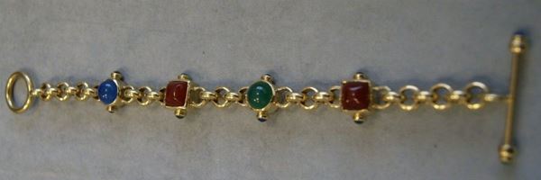 Bracciale in oro giallo a maglia, con quattro elementi decorati a pietre dure, gr. 36,5, firmato Gironi