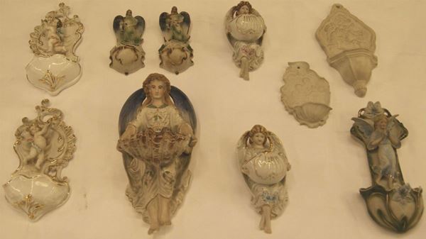 Collezione di dieci acquasantiere, sec. XIX e XX, in porcellana e biscuit, difetti  - Asta Arredi e Oggetti d'Arte, Mobili e Dipinti Antichi - Poggio Bracciolini Casa d'Aste