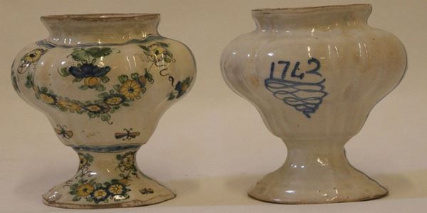 Coppia di vasi, sec. XIX in maiolica decorata, alt. cm  25  - Asta Arredi e Oggetti d'Arte, Mobili e Dipinti Antichi - Poggio Bracciolini Casa d'Aste