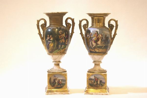 Coppia di vasi, sec. XIX, in porcellana pitturata a personaggi e paesaggi, alt. cm 30, danni e restauri
