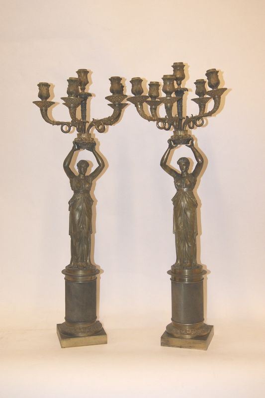 Coppia di candelieri, inizi sec.XX, in bronzo modellati a figure femminili , a sei luci, cm  82