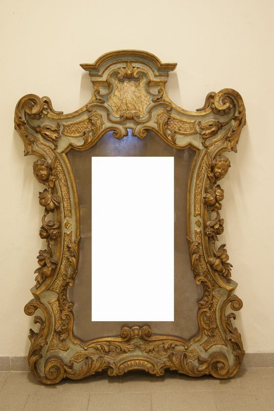 Specchiera, Italia centrale sec. XVIII, in legno intagliato con teste di putti e laccata, cm 166x110