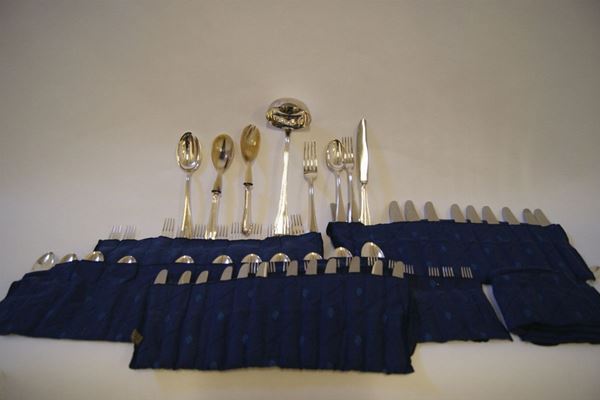 Servito di posate in argento, composto da: 12 cucchiaini, 12 forchettine, 12 cucchiai, 12 forchette, 12 coltelli con lame in metallo, 12 coltellini  con lame in metallo e 5 posate grandi,  per complessivi gr. 5540 di argento