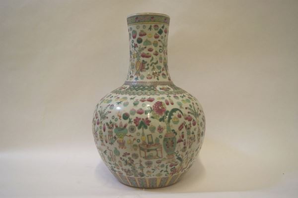 Grande vaso, Cina sec. XIX, in porcellana , fondo bianco a motivi floreali colorati, alt. cm 52