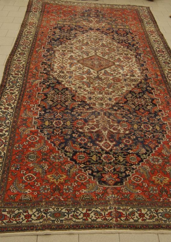 Tappeto persiano Bibid Abad, sec. XIX, fondo rosso a disegni geometrici stilizzati, lesene color panna, cm 547x239