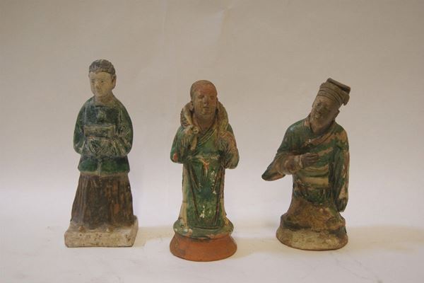 Tre statuine, in stile archeologico, Personaggi, alt.cm 20, danni