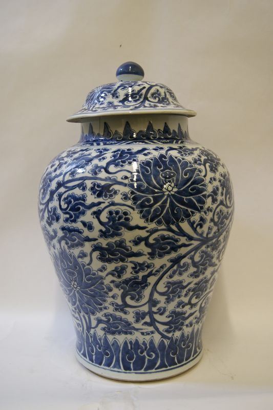 Grande Vaso, sec. XIX, in porcellana bianca con decori blu, alt. cm 58, filato