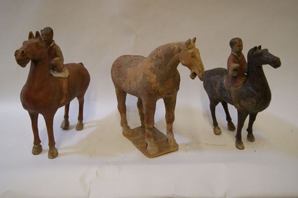 Tre cavalli, due dei quali con cavalieri, in stile archeologico cinese , in terracotta ,da cm 31a cm 35