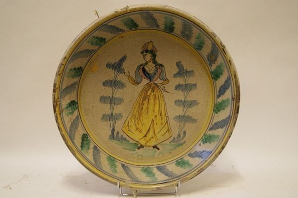Grande piatto, Napoli sec.XVIII, in maiolica policroma pitturato a Figura di donna, bordo decorato, diam. cm 48,5 difetti