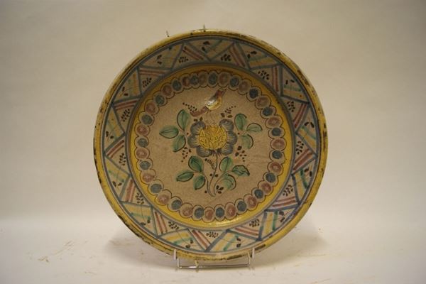 Grande piatto, Napoli sec.XVIII,in maiolica pitturata a fiori e volatili bordo decorato, diam. cm 49