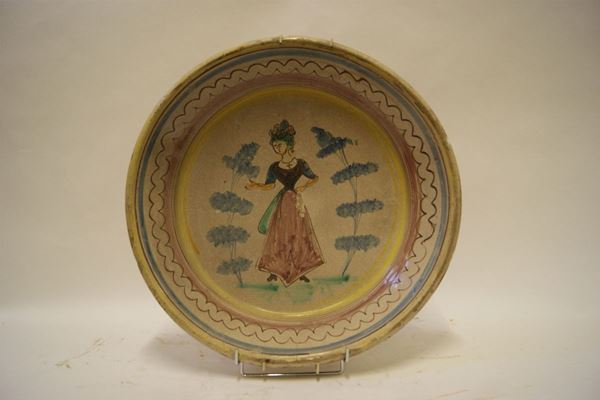 Grande piatto, Napoli sec. XVIII, in maiolica pitturata a figura femminile, bordo decorato, diam. cm 49